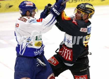 EBEL. Eishockey Bundesliga. EC Pasut VSV gegen Vienna Capitals.  Benjamin Petrik, (VSV), Benoit Gratton (Caps). Villach, am 30.10.2009.
Foto: Kuess 


---
pressefotos, pressefotografie, kuess, qs, qspictures, sport, bild, bilder, bilddatenbank