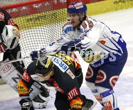 EBEL. Eishockey Bundesliga. EC Pasut VSV gegen Vienna Capitals.  Jonathan Ferland, (VSV), Ales Kranjc (Caps). Villach, am 30.10.2009.
Foto: Kuess 


---
pressefotos, pressefotografie, kuess, qs, qspictures, sport, bild, bilder, bilddatenbank