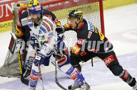 EBEL. Eishockey Bundesliga. EC Pasut VSV gegen Vienna Capitals.  Nikolas Petrik, (VSV), Anton Tino Teppert (Caps). Villach, am 30.10.2009.
Foto: Kuess 


---
pressefotos, pressefotografie, kuess, qs, qspictures, sport, bild, bilder, bilddatenbank