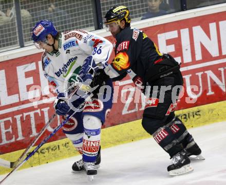 EBEL. Eishockey Bundesliga. EC Pasut VSV gegen Vienna Capitals.  Jonathan Ferland, (VSV), Francvois Bouchard (Caps). Villach, am 30.10.2009.
Foto: Kuess 


---
pressefotos, pressefotografie, kuess, qs, qspictures, sport, bild, bilder, bilddatenbank