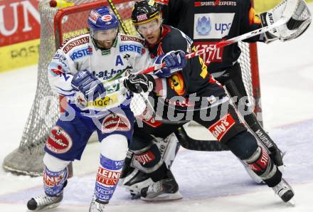 EBEL. Eishockey Bundesliga. EC Pasut VSV gegen Vienna Capitals.  Nikolas Petrik, (VSV), Anton Tino Teppert (Caps). Villach, am 30.10.2009.
Foto: Kuess 


---
pressefotos, pressefotografie, kuess, qs, qspictures, sport, bild, bilder, bilddatenbank