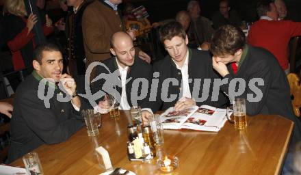 Eishockey. Buchpraesentation. Rot wie Blut, weiss wie Schnee. Sean Brown, Herbert Ratz, Kirk Furey, Paul Schellander. Klagenfurt, am 5.11.2009.
Foto: Kuess
---
pressefotos, pressefotografie, kuess, qs, qspictures, sport, bild, bilder, bilddatenbank