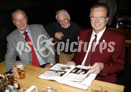 Eishockey. Buchpraesentation. Rot wie Blut, weiss wie Schnee. Walter Ludescher, Adalbert Del John, Josef Stossier. Klagenfurt, am 5.11.2009.
Foto: Kuess
---
pressefotos, pressefotografie, kuess, qs, qspictures, sport, bild, bilder, bilddatenbank