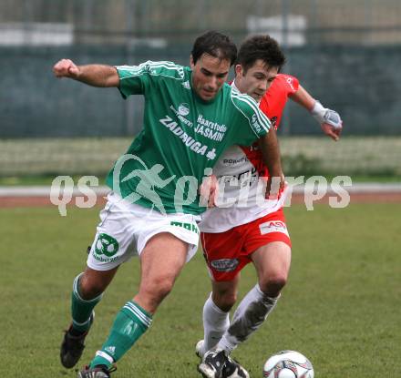 Fussball Unterliga Ost. KAC gegen St. Michael/Bleiburg. Gerhard Gratzer (KAC), Peter Stocko (St. Michael). Klagenfurt, am 7.11.2009.
Foto: Kuess
---
pressefotos, pressefotografie, kuess, qs, qspictures, sport, bild, bilder, bilddatenbank