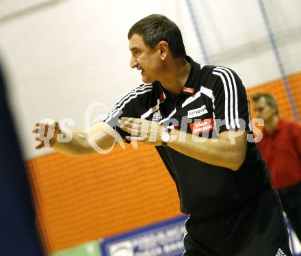 Volleyball. MEVZA. SK Aich/Dob gegen Hotvolleys Wien. Trainer Victor Sidelnikov (Hotvolleys). Prevalje, 7.11.2009.
Foto:Kuess

---
pressefotos, pressefotografie, kuess, qs, qspictures, sport, bild, bilder, bilddatenbank