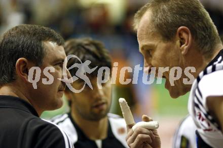 Volleyball. MEVZA. SK Aich/Dob gegen Hotvolleys Wien. Trainer Victor Sidelnikov, Richard Nemec (Hotvolleys). Prevalje, 7.11.2009.
Foto:Kuess

---
pressefotos, pressefotografie, kuess, qs, qspictures, sport, bild, bilder, bilddatenbank