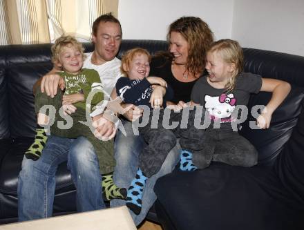 EBEL. Eishockey Bundesliga. VSV. Mikael Wahlberg, Jenny, Saga (Tochter), Anton, Oskar (Soehne). Villach, am 7.11.2009.
Foto: Kuess
---
pressefotos, pressefotografie, kuess, qs, qspictures, sport, bild, bilder, bilddatenbank