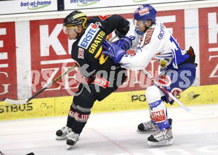 EBEL. Eishockey Bundesliga. EC Pasut VSV gegen Vienna Capitals.  Stefan Bacher (VSV), Benoit Gratton (Caps). Villach, am 30.10.2009.
Foto: Kuess 


---
pressefotos, pressefotografie, kuess, qs, qspictures, sport, bild, bilder, bilddatenbank