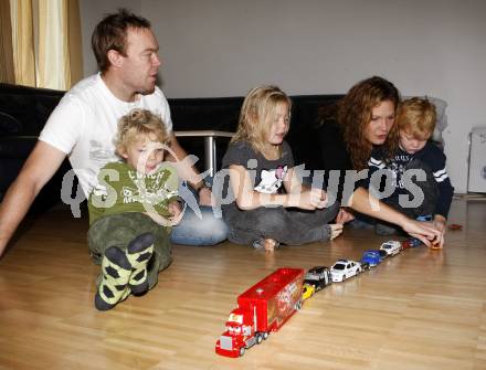 EBEL. Eishockey Bundesliga. VSV. Mikael Wahlberg, Jenny, Saga (Tochter), Anton, Oskar (Soehne). Villach, am 7.11.2009.
Foto: Kuess
---
pressefotos, pressefotografie, kuess, qs, qspictures, sport, bild, bilder, bilddatenbank