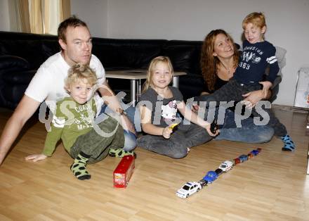 EBEL. Eishockey Bundesliga. VSV. Mikael Wahlberg, Jenny, Saga (Tochter), Anton, Oskar (Soehne). Villach, am 7.11.2009.
Foto: Kuess
---
pressefotos, pressefotografie, kuess, qs, qspictures, sport, bild, bilder, bilddatenbank