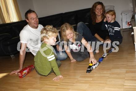 EBEL. Eishockey Bundesliga. VSV. Mikael Wahlberg, Jenny, Saga (Tochter), Anton, Oskar (Soehne). Villach, am 7.11.2009.
Foto: Kuess
---
pressefotos, pressefotografie, kuess, qs, qspictures, sport, bild, bilder, bilddatenbank