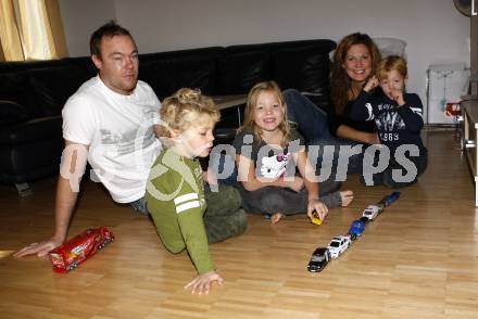 EBEL. Eishockey Bundesliga. VSV. Mikael Wahlberg, Jenny, Saga (Tochter), Anton, Oskar (Soehne). Villach, am 7.11.2009.
Foto: Kuess
---
pressefotos, pressefotografie, kuess, qs, qspictures, sport, bild, bilder, bilddatenbank