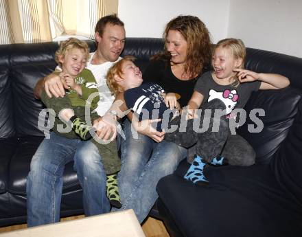 EBEL. Eishockey Bundesliga. VSV. Mikael Wahlberg, Jenny, Saga (Tochter), Anton, Oskar (Soehne). Villach, am 7.11.2009.
Foto: Kuess
---
pressefotos, pressefotografie, kuess, qs, qspictures, sport, bild, bilder, bilddatenbank