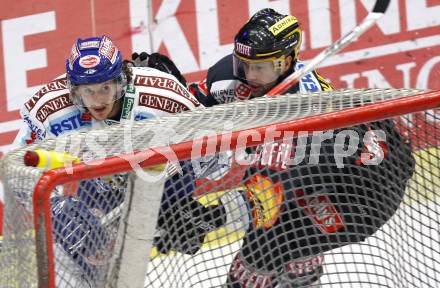 EBEL. Eishockey Bundesliga. EC Pasut VSV gegen Vienna Capitals.  Christian Ban (VSV), Benoit Gratton (Caps). Villach, am 30.10.2009.
Foto: Kuess 


---
pressefotos, pressefotografie, kuess, qs, qspictures, sport, bild, bilder, bilddatenbank