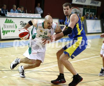 Basketball Bundesliga. Woerthersee Piraten gegen UBSC Graz.
Joachim Buggelsheim (Piraten), KOLLIK Christian (Graz). Klagenfurt, 15.11.2009
Foto: Kuess

---
pressefotos, pressefotografie, kuess, qs, qspictures, sport, bild, bilder, bilddatenbank