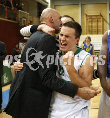 Basketball Bundesliga. Woerthersee Piraten gegen UBSC Graz.
Jubel Piraten. Klagenfurt, 15.11.2009
Foto: Kuess

---
pressefotos, pressefotografie, kuess, qs, qspictures, sport, bild, bilder, bilddatenbank