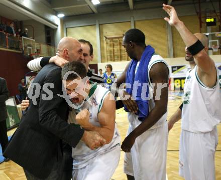 Basketball Bundesliga. Woerthersee Piraten gegen UBSC Graz.
Jubel Piraten. Klagenfurt, 15.11.2009
Foto: Kuess

---
pressefotos, pressefotografie, kuess, qs, qspictures, sport, bild, bilder, bilddatenbank