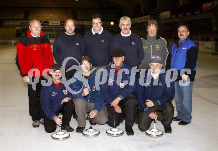 Stocksport, Eisschiessen. Franz Seebacher (ER Lerche), Manfred Albrecht, Karl Koschutnig, Josef Harrich, Fredi Kopeinig (EV Seigbichl), Ignaz Kanatschnig (ER Lerche). Vorne von links: Peter Kilzer, Erwin Kramer, Peter Lueder, Erich Schrott (EV Lend/Klagenfurt). Klagenfurt, am 14.11.2009.
Foto: Kuess
---
pressefotos, pressefotografie, kuess, qs, qspictures, sport, bild, bilder, bilddatenbank