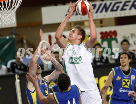 Basketball Bundesliga. Woerthersee Piraten gegen UBSC Graz.
Rasid Mahalbasic (Piraten), LANEGGER Reinhard, FORRESTAL Jason, KNOR Christoph (Graz). Klagenfurt, 15.11.2009
Foto: Kuess

---
pressefotos, pressefotografie, kuess, qs, qspictures, sport, bild, bilder, bilddatenbank