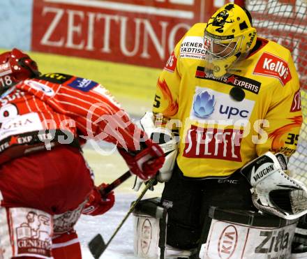 EBEL. Eishockey Bundesliga. KAC gegen EV Vienna Capitals. Silvio Jakobitsch (KAC), Frederic Cassivi (Vienna). Klagenfurt, am 13.11.2009.
Foto: Nadja Kuess 
---
pressefotos, pressefotografie, kuess, qs, qspictures, sport, bild, bilder, bilddatenbank