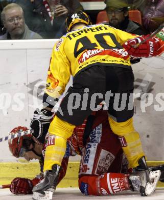EBEL. Eishockey Bundesliga. KAC gegen EV Vienna Capitals. Fabian Scholz (KAC), Anton Teppert (Vienna). Klagenfurt, am 13.11.2009.
Foto: Nadja Kuess 

---
pressefotos, pressefotografie, kuess, qs, qspictures, sport, bild, bilder, bilddatenbank