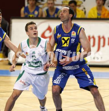 Basketball Bundesliga. Woerthersee Piraten gegen UBSC Graz.
Marco Breithuber (Piraten), Jason Forrestal (Graz). Klagenfurt, 15.11.2009
Foto: Kuess

---
pressefotos, pressefotografie, kuess, qs, qspictures, sport, bild, bilder, bilddatenbank