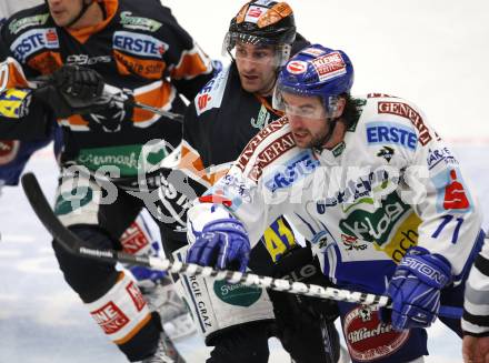 EBEL. Eishockey Bundesliga. EC Pasut VSV gegen Graz 99ers. Kiel McLeod (VSV), Greg Day (Graz). Villach, am 17.11.2009.
Foto: Kuess 


---
pressefotos, pressefotografie, kuess, qs, qspictures, sport, bild, bilder, bilddatenbank