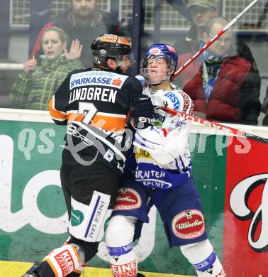 EBEL. Eishockey Bundesliga. EC Pasut VSV gegen Graz 99ers. Michael Raffl (VSV), Victor Lindgren (Graz). Villach, am 17.11.2009.
Foto: Kuess 


---
pressefotos, pressefotografie, kuess, qs, qspictures, sport, bild, bilder, bilddatenbank