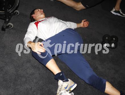 EBEL. Eishockey Bundesliga. Stretching. Training VSV. Christian Ban (VSV). Villach, am 30.9.2009.
Foto: Kuess 


---
pressefotos, pressefotografie, kuess, qs, qspictures, sport, bild, bilder, bilddatenbank