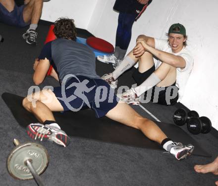 EBEL. Eishockey Bundesliga. Stretching. Training VSV. Philipp Pinter, Michael Raffl (VSV). Villach, am 30.9.2009.
Foto: Kuess 


---
pressefotos, pressefotografie, kuess, qs, qspictures, sport, bild, bilder, bilddatenbank