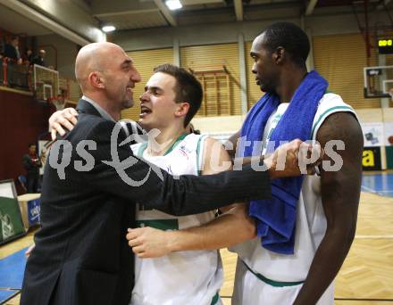 Basketball Bundesliga. Woerthersee Piraten gegen UBSC Graz.
Trainer Nenad Videka, Marco Breithuber, Phil McCandies (Piraten). Klagenfurt, 15.11.2009
Foto: Kuess

---
pressefotos, pressefotografie, kuess, qs, qspictures, sport, bild, bilder, bilddatenbank