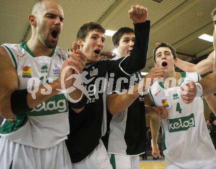 Basketball Bundesliga. Woerthersee Piraten gegen UBSC Graz.
Jubel Joachim Buggelsheim, Sebastian Schaal, Bernhard Weber, Martin Breithuber (Piraten). Klagenfurt, 15.11.2009
Foto: Kuess

---
pressefotos, pressefotografie, kuess, qs, qspictures, sport, bild, bilder, bilddatenbank