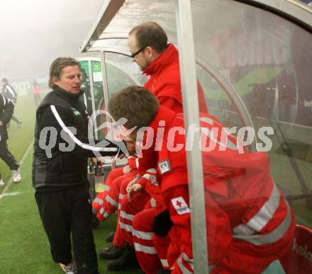 Fussball. Tipp3-Bundesliga. SK Austria Kelag Kaernten gegen SV Mattersburg. Frenkie Schinkels verabschiedet sich bei den Rot Kreuz Mitarbeitern. Klagenfurt, 21.11.2009. 
Foto: Kuess

---
pressefotos, pressefotografie, kuess, qs, qspictures, sport, bild, bilder, bilddatenbank