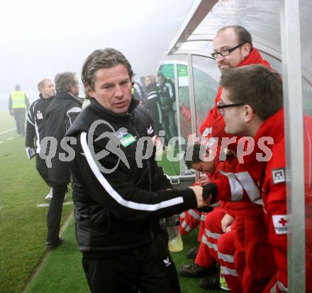 Fussball. Tipp3-Bundesliga. SK Austria Kelag Kaernten gegen SV Mattersburg. Frenkie Schinkels verabschiedet sich bei den Rot Kreuz Mitarbeitern. Klagenfurt, 21.11.2009. 
Foto: Kuess

---
pressefotos, pressefotografie, kuess, qs, qspictures, sport, bild, bilder, bilddatenbank