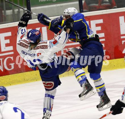 EBEL. Eishockey Bundesliga. EC Pasut VSV gegen KHL Medvescak Zagreb. Michael Raffl, (VSV), Thomas Guidarelli (Zagreb). Villach, am 22.11.2009.
Foto: Kuess 


---
pressefotos, pressefotografie, kuess, qs, qspictures, sport, bild, bilder, bilddatenbank