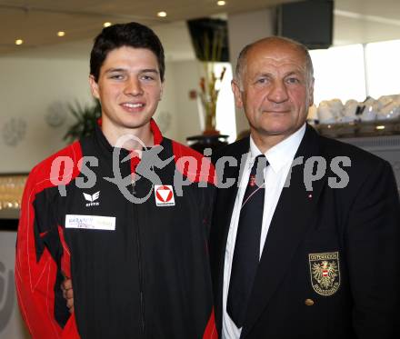 Kaernten Sport. Package Uebergabe. Matthias Hoi (Radsport), Joe Tiger Pachler.  Klagenfurt, 24.11.2009.
Foto: Kuess
---
pressefotos, pressefotografie, kuess, qs, qspictures, sport, bild, bilder, bilddatenbank