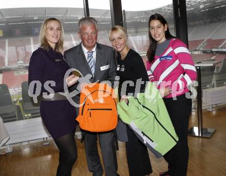 Kaernten Sport. Package Uebergabe. Sandra Kleinberger (Fechten), Reinhard Tellian, Jasmin Ouschan (Billiard),  Kerstin Pichler (Volleyball).  Klagenfurt, 24.11.2009.
Foto: Kuess
---
pressefotos, pressefotografie, kuess, qs, qspictures, sport, bild, bilder, bilddatenbank