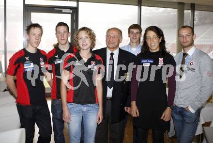 Kaernten Sport. Package Uebergabe.  Robert Gehbauer (Radsport), Alexander Gehbauer (Radsport), Wiedner Stephanie (Radsport), Joe Tiger Pachler, Florian Berg (Rudern), Michaela Taupe Traer (Rudern), Andreas Rapatz (Leichtathletik).  Klagenfurt, 24.11.2009.
Foto: Kuess
---
pressefotos, pressefotografie, kuess, qs, qspictures, sport, bild, bilder, bilddatenbank