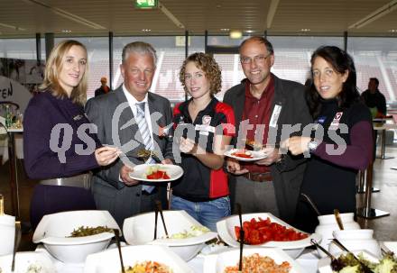 Kaernten Sport. Package Uebergabe. Sandra Kleinberger (Fechten), Reinhard Tellian, Wiedner Stephanie (Radsport), Raimund Berger,  Michaela Taupe Traer (Rudern.  Klagenfurt, 24.11.2009.
Foto: Kuess
---
pressefotos, pressefotografie, kuess, qs, qspictures, sport, bild, bilder, bilddatenbank