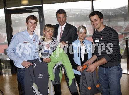 Kaernten Sport. Package Uebergabe. Florian Berg (Rudern), Julia Schmid (Kajak), Harald Kogler (Kelag), Tamara Dolzer (Karate),  Christoph Maltschnig (Snowboard).  Klagenfurt, 24.11.2009.
Foto: Kuess
---
pressefotos, pressefotografie, kuess, qs, qspictures, sport, bild, bilder, bilddatenbank