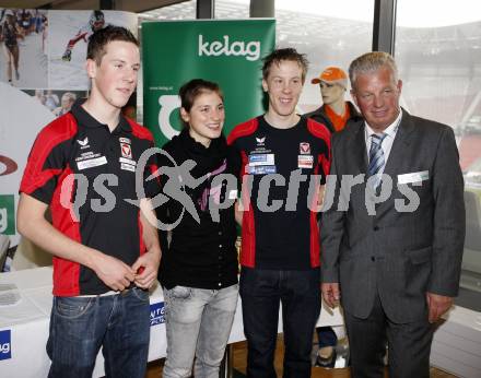 Kaernten Sport. Package Uebergabe. Alexander Gehbauer (Radsport), Lisa Perterer (Triathlon),  Robert Gehbauer (Radsport), Reinhard Tellian.  Klagenfurt, 24.11.2009.
Foto: Kuess
---
pressefotos, pressefotografie, kuess, qs, qspictures, sport, bild, bilder, bilddatenbank