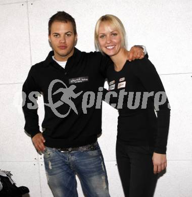 Kaernten Sport. Package Uebergabe.  Albin Ouschan, Jasmin Ouschan (Billard).  Klagenfurt, 24.11.2009.
Foto: Kuess
---
pressefotos, pressefotografie, kuess, qs, qspictures, sport, bild, bilder, bilddatenbank