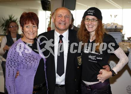 Kaernten Sport. Package Uebergabe. Karoline Kaefer, Joe Tiger Pachler, Marlies Penker.  Klagenfurt, 24.11.2009.
Foto: Kuess
---
pressefotos, pressefotografie, kuess, qs, qspictures, sport, bild, bilder, bilddatenbank