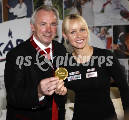 Kaernten Sport. Package Uebergabe. Landeshauptmann Gerhard Doerfler, Jasmin Ouschan (Billard).  Klagenfurt, 24.11.2009.
Foto: Kuess
---
pressefotos, pressefotografie, kuess, qs, qspictures, sport, bild, bilder, bilddatenbank