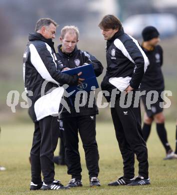 Fussball. Tipp3-Bundesliga. SK Austria Kelag Kaernten  Training. Trainer Joze Prelogar, Co-Trainer Roman Stary, Co-Trainer Hannes Reinmayr. Moosburg, 26.11.2009. 
Foto: Kuess

---
pressefotos, pressefotografie, kuess, qs, qspictures, sport, bild, bilder, bilddatenbank