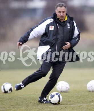 Fussball. Tipp3-Bundesliga. SK Austria Kelag Kaernten  Training. Trainer Joze Prelogar. Moosburg, 26.11.2009. 
Foto: Kuess

---
pressefotos, pressefotografie, kuess, qs, qspictures, sport, bild, bilder, bilddatenbank