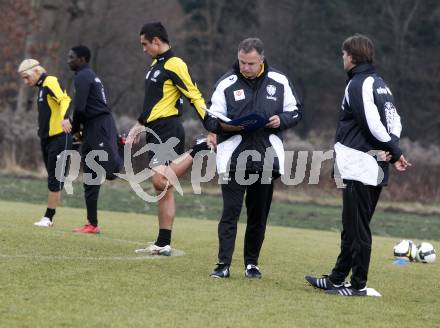 Fussball. Tipp3-Bundesliga. SK Austria Kelag Kaernten  Training. Trainer Joze Prelogar, Co-Trainer Hannes Reinmayr. Moosburg, 26.11.2009. 
Foto: Kuess

---
pressefotos, pressefotografie, kuess, qs, qspictures, sport, bild, bilder, bilddatenbank