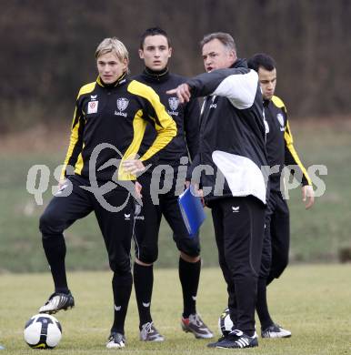 Fussball. Tipp3-Bundesliga. SK Austria Kelag Kaernten  Training. Trainer Joze Prelogar, Stefan Hierlaender, Markus Pink. Moosburg, 26.11.2009. 
Foto: Kuess

---
pressefotos, pressefotografie, kuess, qs, qspictures, sport, bild, bilder, bilddatenbank