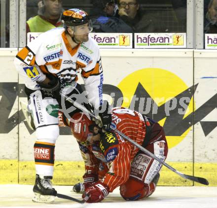 EBEL. Eishockey Bundesliga. KAC Graz 99ers.  David Schuller,  (KAC),  Rodney Jarrett (Graz). Klagenfurt, am 26.11.2009.
Foto: Kuess 

---
pressefotos, pressefotografie, kuess, qs, qspictures, sport, bild, bilder, bilddatenbank