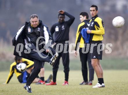 Fussball. Tipp3-Bundesliga. SK Austria Kelag Kaernten  Training. Trainer Joze Prelogar. Moosburg, 26.11.2009. 
Foto: Kuess

---
pressefotos, pressefotografie, kuess, qs, qspictures, sport, bild, bilder, bilddatenbank